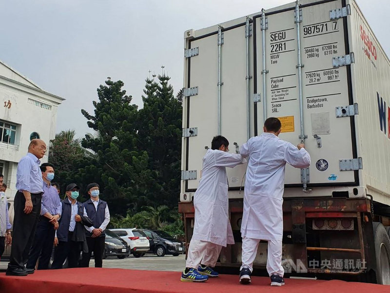行政院長蘇貞昌(左)19日見證屏東信功實業公司豬肉食品出口日本封櫃,並表示台灣去年口蹄疫拔針,豬肉產品要重回世界舞台,不只熟食,有一天生鮮豬肉也要重返國際,但台灣要出口豬肉產品,在自由貿易下,不能不讓他國豬肉進來。中央社記者郭芷瑄攝 109年11月19日