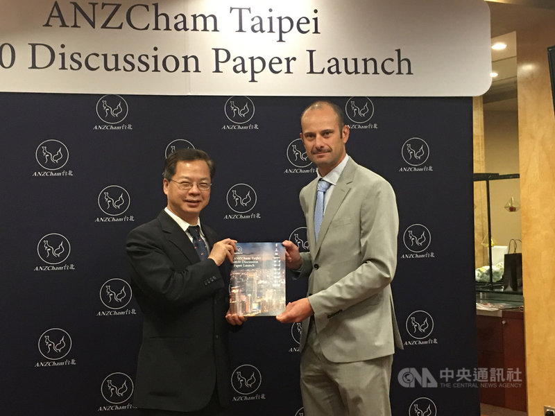 澳紐商會19日首次發表白皮書,國發會主委龔明鑫(左)代表政府出席接受。中央社記者楊舒晴攝 109年11月19日