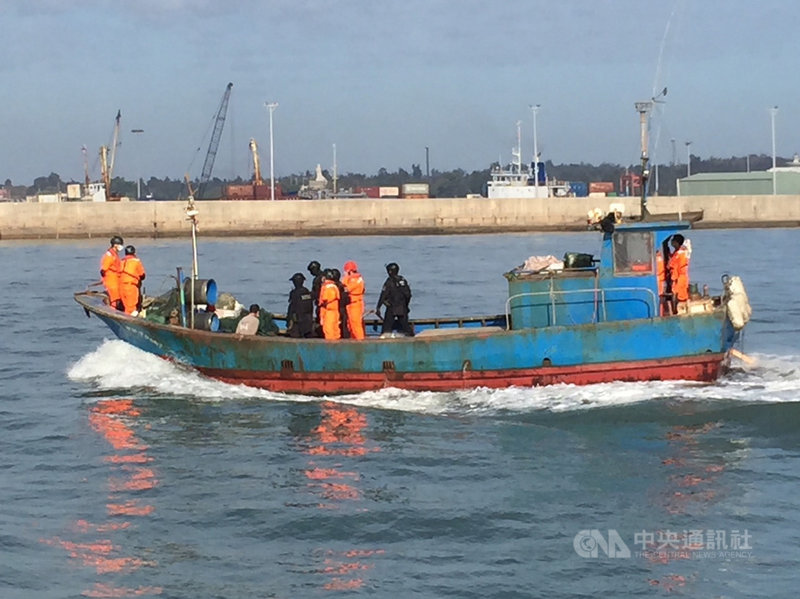 金門海巡隊19日表示,正值魚汛期,中國籍漁船越界作業並高速蛇行拒檢,海巡隊多功能CP艇發揮靈活特性,並結合特勤人員迅速迫近登檢,控制人船,查扣漁網。(金門海巡隊提供)中央社記者黃慧敏傳真 109年11月19日