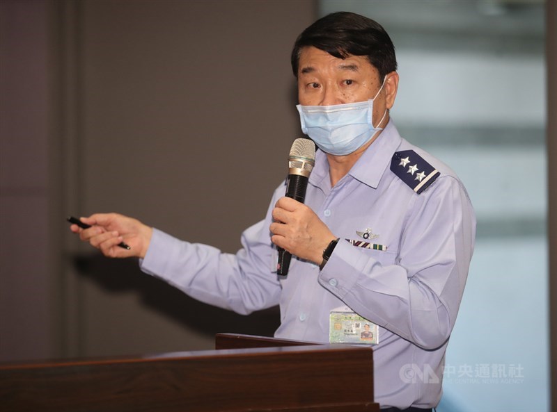 空軍花蓮基地飛官蔣正志駕駛F-16戰機17日夜航訓練失聯,空軍司令熊厚基(圖)18日晚間在國防部空軍司令部舉辦記者會,說明目前調查情形。中央社記者張新偉攝 109年11月18日