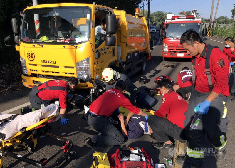嘉義市學府路19日發生垃圾車與機車車禍,機車騎士柯男及乘客鍾男為嘉大學生,疑似失控摔倒滑行,與對向的垃圾車相撞,所幸2大生送醫無生命危險。(嘉義市消防局提供)中央社記者黃國芳傳真 109年11月19日