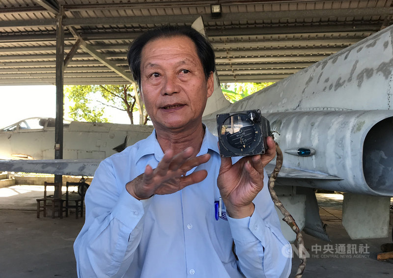 空軍一架F-16戰機失聯,目前已探得黑盒子訊號。花蓮上騰工商飛機修護科主任郭文進19日表示,針對這次事件,課程中也跟學生討論可能原因等,像是跟「空間迷向」有關的陀螺儀等,陀螺儀又被稱為「飛機的眼睛」。中央社記者張祈攝 109年11月19日