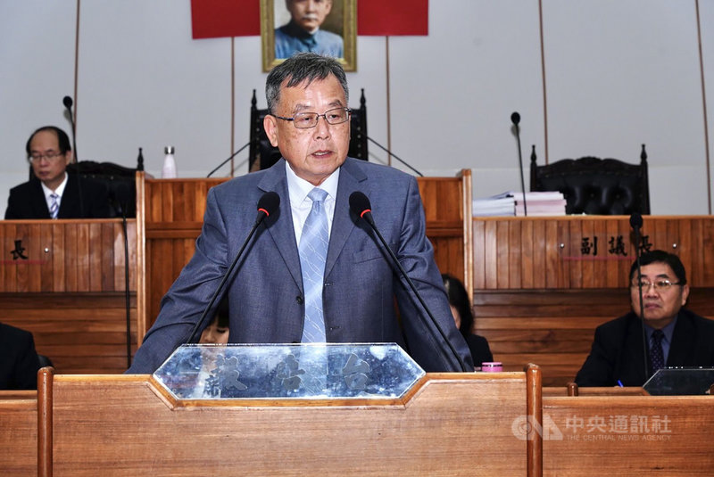 澎湖縣長賴峰偉(中)19日在縣議會表示,縣府日前修正「澎湖縣食品安全衛生管理自治條例部分條文修正草案」,現正送議會審議中,修正條例明訂縣內販售豬肉及其相關產製品不得檢出瘦肉精,要為民眾健康嚴格把關。中央社 109年11月19日