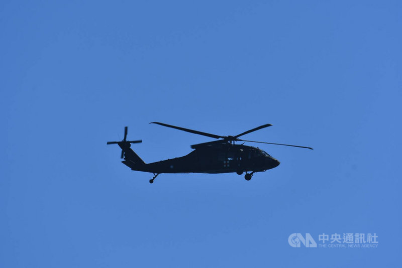 飛官蔣正志上校17日駕駛F-16戰機失聯迄今,搜救任務持續進行,飛官家屬19日上午搭搜救直升機,前往雷達光點消失的海域上空,呼喚希望蔣正志盡快出現。(陳姓航迷提供)中央社記者張祈傳真 109年11月19日
