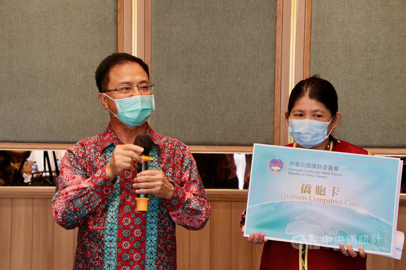 中華民國駐印尼代表處僑務組長汪樹華(左)出席印尼華商經貿聯誼會幹部交接,向僑胞說明僑委會因應疫情推出的多項措施。中央社記者石秀娟雅加達攝 109年11月19日