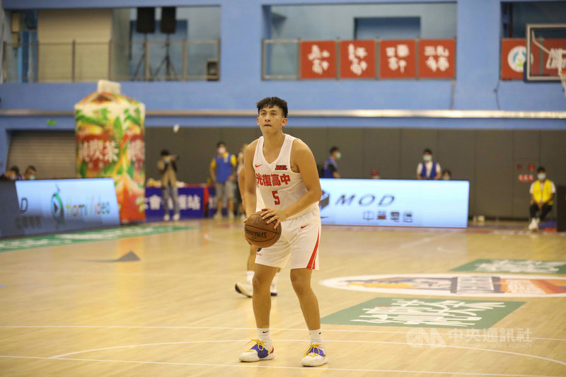 109學年度高中籃球聯賽(HBL)男子組預賽19日開打,光復高中旅美小將陳將双處女秀攻下31分,率光復以83比63大勝基隆商工。(高中體總提供)中央社記者黃巧雯傳真 109年11月19日