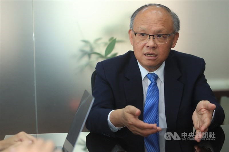 對於近來美豬進口引起的政治紛擾,行政院政務委員、經貿談判辦公室總談判代表鄧振中19日表示,進口萊豬標示原產地國是合理的要求,萊克多巴胺在一定劑量下是安全的,且在進口時也會檢測含量,若還硬要標示,這就是不合理、沒有需要的措施。中央社記者吳家昇攝 109年11月19日