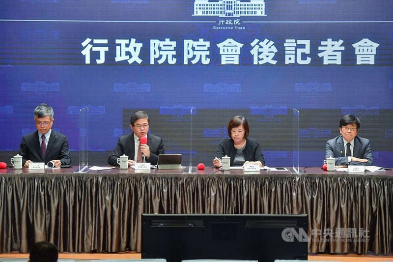 行政院祕書長李孟諺(左2)19日主持行政院會會後記者會,說明數位身分證發放、是否調漲健保費率等相關問題。中央社記者鄭清元攝 109年11月19日