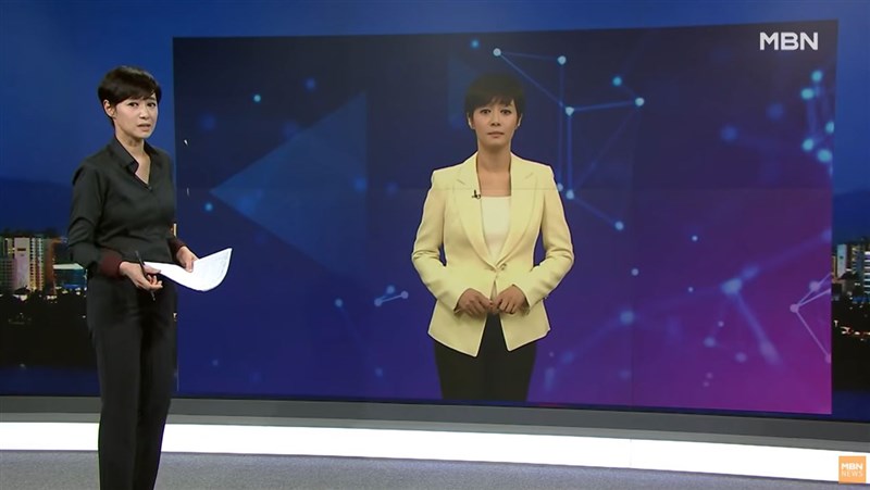 韓國電視台MBN推出全國首名AI主播,以MBN當家主播金柱夏(左)為原型的「AI金柱夏」,只要在系統鍵入1000字以內的原稿,就能自動生成播報畫面。(圖取自MBN News YouTube頻道網頁youtube.com)