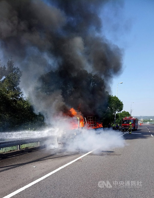 一輛車上載運木材準備前往高雄的小貨車19日在國道3號南下嘉義竹崎段突然起火，消防車趕抵現場，車輛已全面燃燒，還波及邊坡草地。（嘉義縣消防局提供）中央社記者黃國芳傳真　109年11月19日