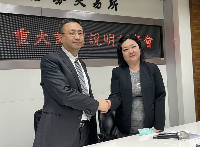 東元和華新麗華20日晚間舉行重大訊息說明會,宣布雙方換股策略聯盟,左為東元協理葉文中、右為華新麗華幕僚長潘思如。中央社記者鍾榮峰攝 109年11月20日