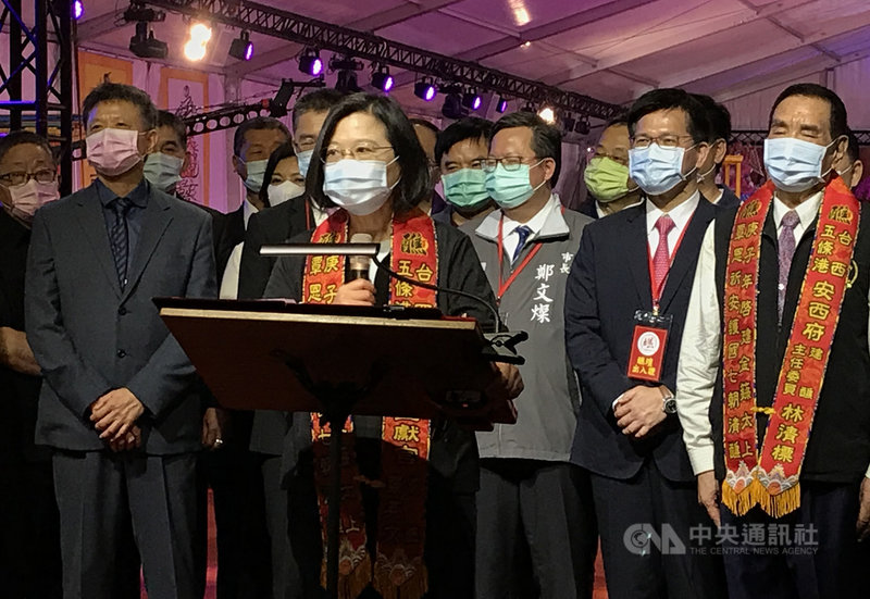 雲林縣台西鄉五條港安西府22日將舉辦「祈安護國七朝清醮」大法會,廟方特別打造230公尺的米巨龍,20日晚間由總統蔡英文(前)主持開光點睛儀式。後右2為交通部長林佳龍、後右4為桃園市長鄭文燦。中央社記者姜宜菁攝 109年11月20日