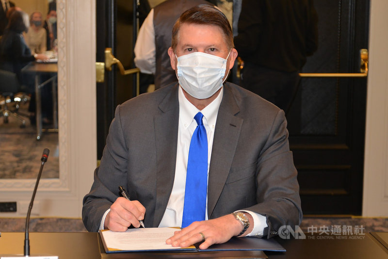 台美經濟繁榮夥伴對話20日登場,美國國務院主管經濟成長、能源與環境的次卿柯拉克(圖)簽署給行政院政務委員鄧振中的交換信函。(駐美代表處提供)中央社記者徐薇婷華盛頓傳真 109年11月20日