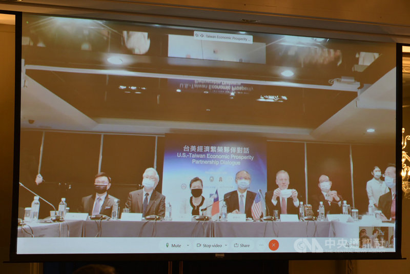 台美經濟繁榮夥伴對話20日登場,除了華府實體會議外,經濟部長王美花(左3)、行政院政務委員鄧振中(左4)及相關部會官員也在台北透過視訊同步參與。(駐美代表處提供)中央社記者徐薇婷華盛頓傳真 109年11月20日