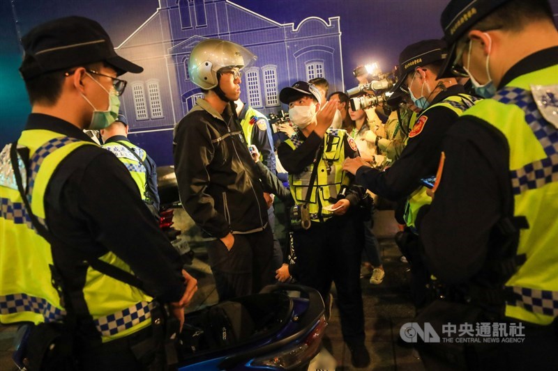 台北市交通局8月起在塔城街與鄭州路口試行機車兩段式左轉,交通局表示政策將持續辦理,台灣機車路權促進會20日晚間號召機車族展開「待轉大富翁」行動表達抗議,有民眾被警方帶到路旁稽查,機車騎士否認自己有重複待轉。中央社記者吳家昇攝 109年11月20日