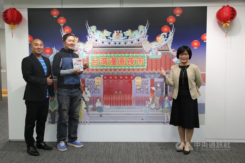 駐日本台灣文化中心與文化內容策進院20日起在日本合作舉辦一系列台灣原創漫畫推廣活動,包括打造一座「台灣漫畫夜市」,介紹25名台灣漫畫家的作品。右為台灣文化中心主任王淑芳。中央社記者楊明珠東京攝 109年11月20日