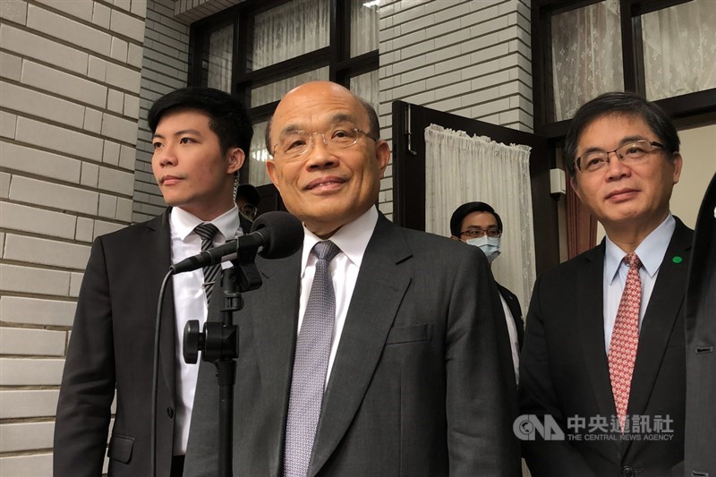 行政院長蘇貞昌(前中)20日第11度赴立法院進行施政報告並備質詢,會前接受媒體記者聯訪,回應相關議題。中央社記者王飛華攝 109年11月20日