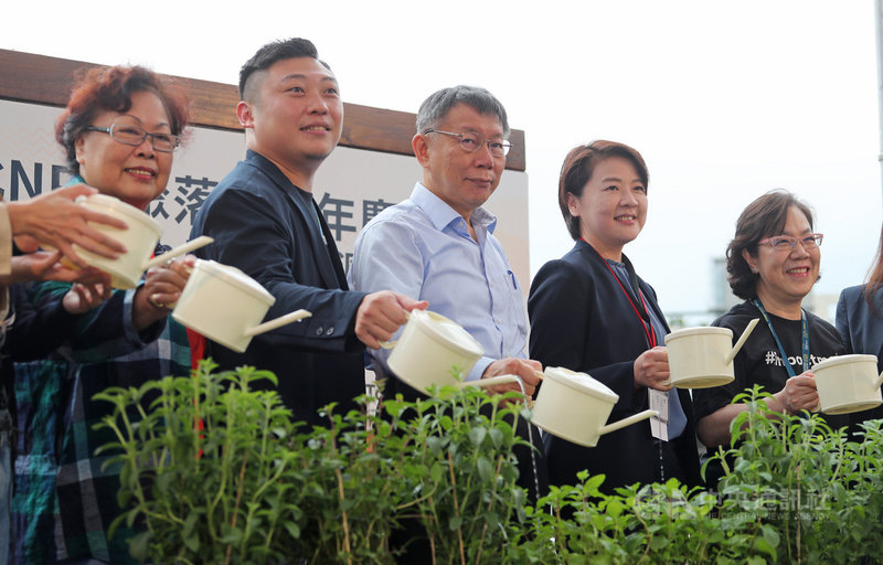台北NPO聚落20日舉辦一週年慶記者會,Impact Hub Taipei(社會影響力製造所)共同創辦人陳昱築(左2)邀請台北市長柯文哲(中)、副市長黃珊珊(右2)等出席與會並合影。中央社記者裴禛攝 109年11月20日