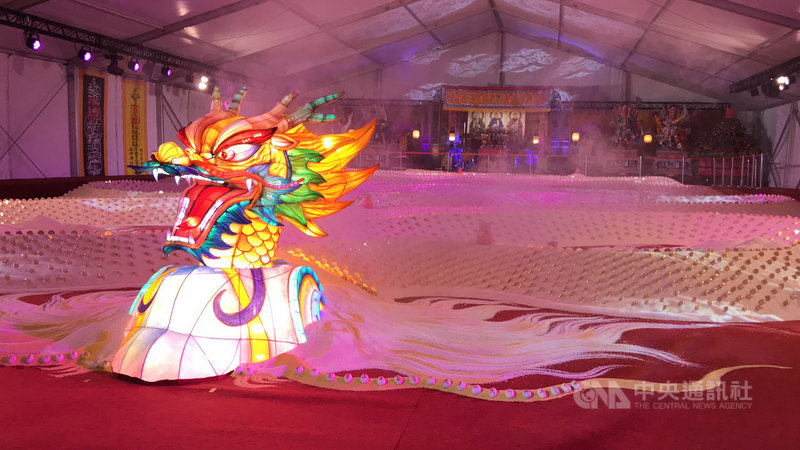 雲林縣台西鄉五條港安西府祈求武漢肺炎疫情遠離,22 日起將舉辦「祈安護國七朝清醮」大法會,廟方更使用8萬8000台斤白米打造230公尺的米巨龍,龍身並點綴1萬枚鍍K金龍幣,20日晚間開光點睛,氣勢懾人。中央社記者姜宜菁攝 109年11月20日