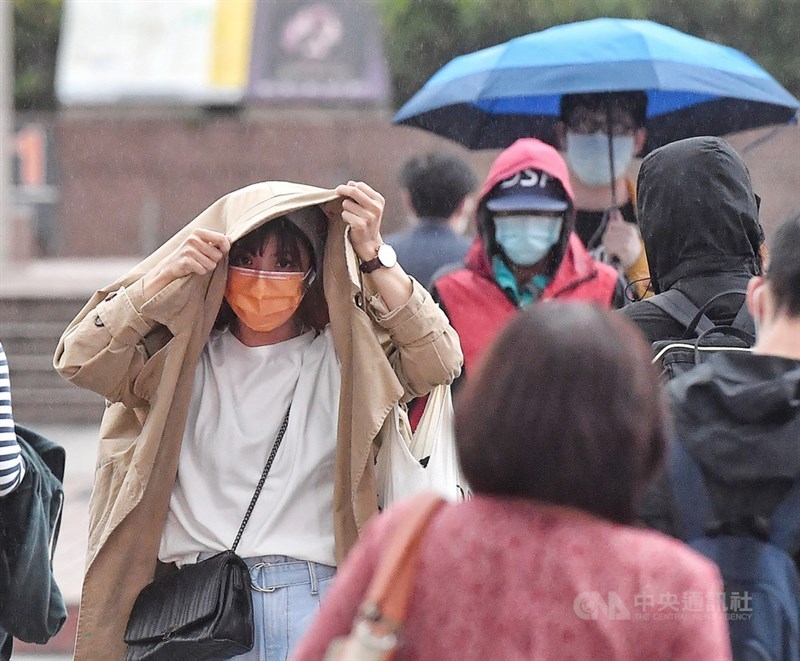 中央氣象局表示,20日晚間起至21日全天受東北風影響,東北部到宜蘭、花蓮北側等地區會有降雨。(中央社檔案照片)