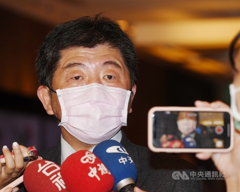 衛福部長陳時中20日晚間出席公開活動時受訪強調,武漢肺炎病毒無孔不入,無論天冷天熱,只要不小心仍可能有破口,因此最近祭出秋冬專案,盼大家把口罩戴起來,要求室內強制戴口罩,這次比較人性的就是吃東西不用戴,盼將全民口罩遵從度提高到80%以上,社區就能夠更安全。中央社記者施宗暉攝 109年11月20日