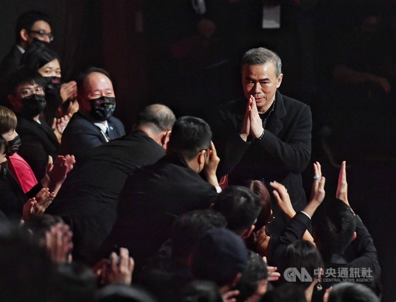 第57屆金馬獎頒獎典禮21日晚間在台北國父紀念館盛大舉行,導演陳玉勳(右)以電影「消失的情人節」拿下本屆最佳導演,上台領獎前合掌向眾人致意。中央社記者鄭清元攝 109年11月21日
