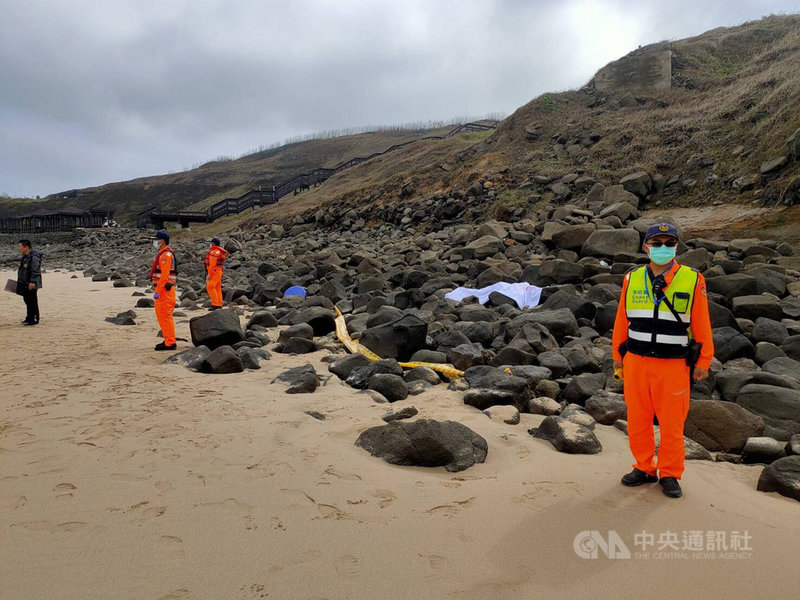 澎湖白沙警21日上午接獲民眾報案,在內垵遊憩區海灘發現一名男性浮屍,經家屬出面指認是家住內垵的55歲才姓男子,最近剛由台灣返回澎湖。(第七岸巡隊提供)中央社 109年11月21日