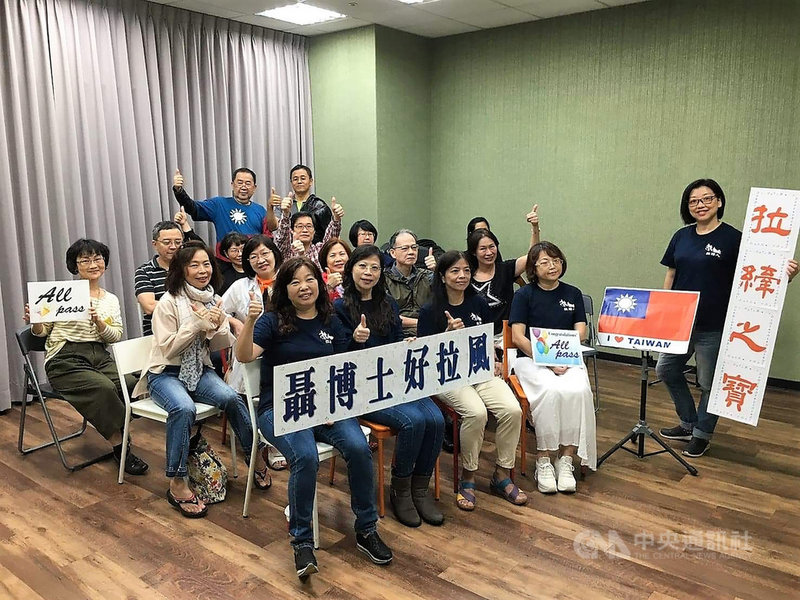 南加州大學(USC)合唱音樂系博士生聶焱庠舉行線上音樂會,做為「樂團指揮」課程的成果驗收,過去指導的拉縴人風雅頌合唱團學生舉標語、國旗線上相挺。(聶焱庠提供)中央社記者林宏翰洛杉磯傳真 109年11月21日
