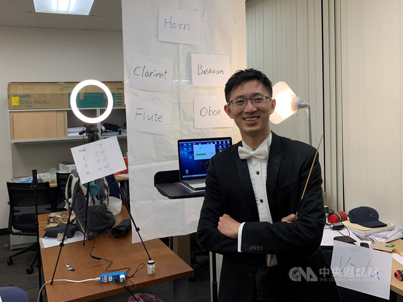 南加州大學(USC)合唱音樂系博士生聶焱庠(圖)為了「樂團指揮」課程,透過視訊舉行線上音樂會,架設燈光與電腦,並用紙張標示出幾種樂器的位置。(聶焱庠提供)中央社記者林宏翰洛杉磯傳真 109年11月21日