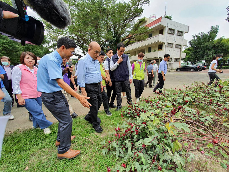 行政院長蘇貞昌(前左2)21日到屏東市前進國小視察,肯定屏東縣長潘孟安推動「老幼共學」成果,並參觀失智長輩與學童共同經營的菜園。中央社記者郭芷瑄攝 109年11月21日