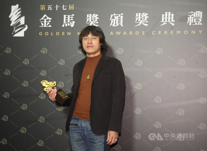 第57屆金馬獎頒獎典禮21日晚間在台北國父紀念館舉行，最佳美術設計獎由「同學麥娜絲」美術設計趙思豪獲得。中央社記者張新偉攝　109年11月21日