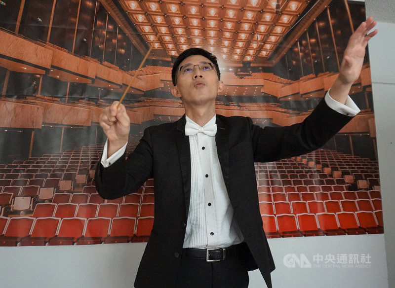 美國疫情嚴重,南加州大學(USC)合唱音樂系博士生聶焱庠(圖)為了「樂團指揮」課程舉行線上音樂會,背後布幕拍攝自台灣的國家音樂廳。中央社記者林宏翰洛杉磯攝 109年11月21日