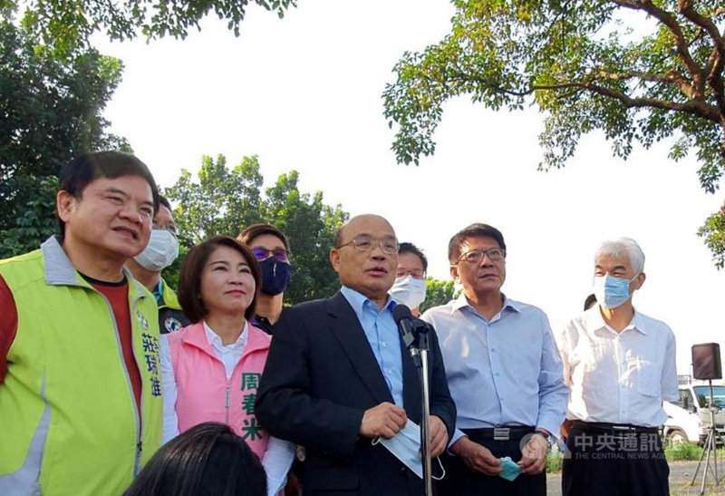 行政院長蘇貞昌(前中)21日在屏東縣長潘孟安(前右2)等人陪同下,視察高屏東西向第二快速公路。蘇貞昌受訪時表示,總統蔡英文領導下,台灣與美國簽MOU,關係持續增溫,除買到武器,互訪官員層級越來越高,來往越來越多,台灣派的代表團現在就在美國,與美國官員直接開會。中央社記者郭芷瑄攝 109年11月21日