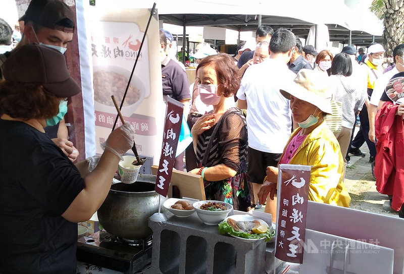 台南肉燥飯節爭霸賽21日在民治市政中心廣場登場,現場提供的6000碗肉燥飯,半小時就被搶吃一空。中央社記者張榮祥台南攝 109年11月21日