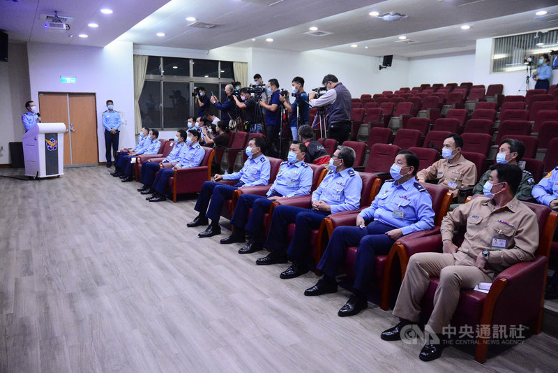 軍方21日晚間6時在花蓮空軍基地舉行1117專案記者會,由空軍司令熊厚基上將等進行F-16A戰機失聯事件相關簡報,目前最新搜救進度是已在花蓮機場東北方9浬、深度1000公尺處掌握黑盒子訊號。中央社記者張祈攝 109年11月21日