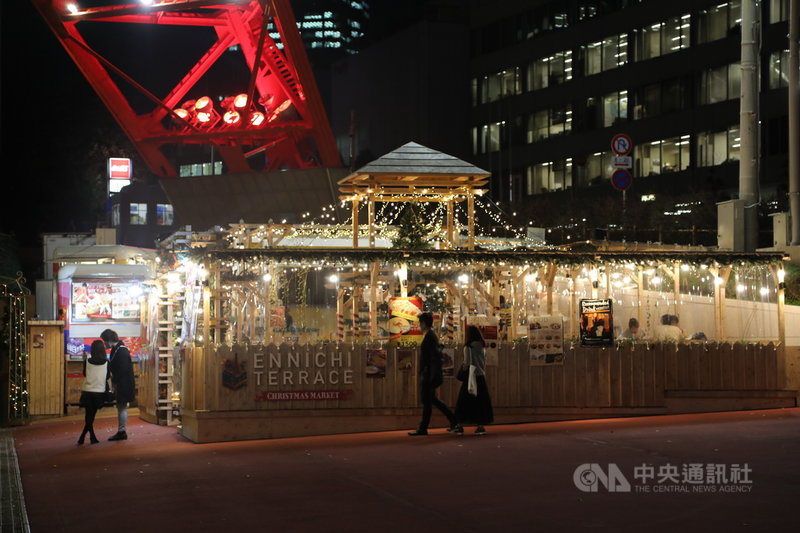 東京都20日單日新增522例,連續兩天單日逾500例。疫情擴大,東京鐵塔下方廣場的啤酒屋生意清淡。中央社記者楊明珠東京攝 109年11月20日
