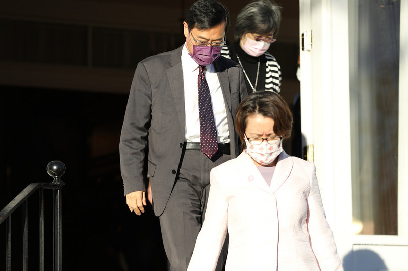 首屆台美經濟繁榮夥伴對話美東時間20日登場,駐美代表蕭美琴(前)表示,她期盼未來經濟對話會持續舉行,雙方可藉此邁向經濟互利互惠,共同繁榮的緊密夥伴關係。中央社記者徐薇婷華盛頓攝 109年11月21日