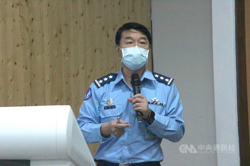 F-16戰機17日在花蓮外海失聯迄今,軍方21日晚間在花蓮空軍基地舉行1117專案記者會,空軍司令熊厚基上將指出,在光點消失處東北方約1浬(花蓮機場東北方9浬)、深度約1000餘公尺處,確切偵獲飛機失事殘存記錄器CSFDR信號(黑盒子)信號,也在附近海域發現多處精準的水下金屬反應。中央社記者張祈攝 109年11月21日