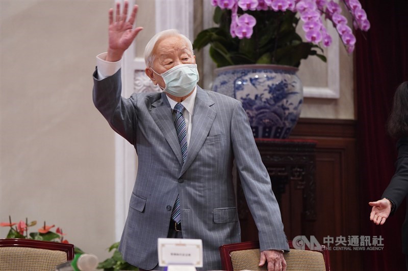APEC經濟領袖會議20日以視訊進行並順利結束,台灣領袖代表張忠謀21日出席在總統府舉行的「2020 APEC暨經濟領袖會議會後記者會」,向媒體揮手致意。中央社記者徐肇昌攝 109年11月21日