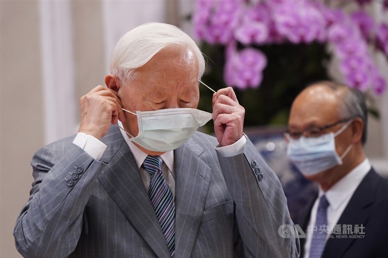台灣APEC領袖代表張忠謀21日下午出席在總統府舉行的「2020 APEC暨經濟領袖會議會後記者會」,脫下口罩準備說明今年會議情形等。中央社記者徐肇昌攝 109年11月21日