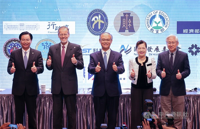 外交部21日上午舉行「台美經濟繁榮夥伴對話記者說明會」,外交部長吳釗燮(左起)、美國在台協會台北辦事處長酈英傑(Brent Christensen)、行政院政務委員鄧振中、經濟部長王美花、科技部長吳政忠出席並合影。中央社記者謝佳璋攝 109年11月21日