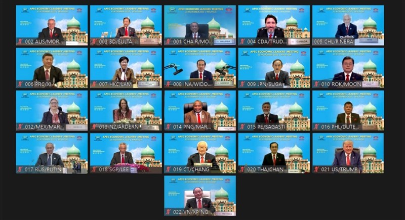 亞太經濟合作會議(APEC)領袖峰會20日晚間以視訊方式舉行,台灣領袖代表張忠謀(第4列中間)、美國總統川普(第4列右1)、中國國家主席習近平(第2列左1)等人與會。(APEC2020提供)中央社記者侯姿瑩新加坡傳真 109年11月21日