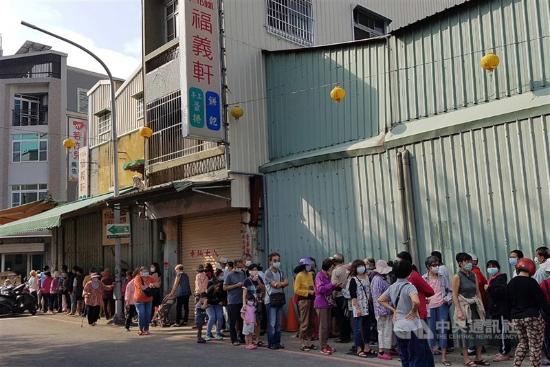 嘉義市知名福義軒食品廠與有機商店里仁合作推出的胚芽餅,日前遭消費者檢舉成分乳化劑包裝上標示不實,衛生局依違反食品安全衛生管理法裁罰。圖為民眾在福義軒門市排隊購買商品。中央社記者黃國芳攝 109年11月21日