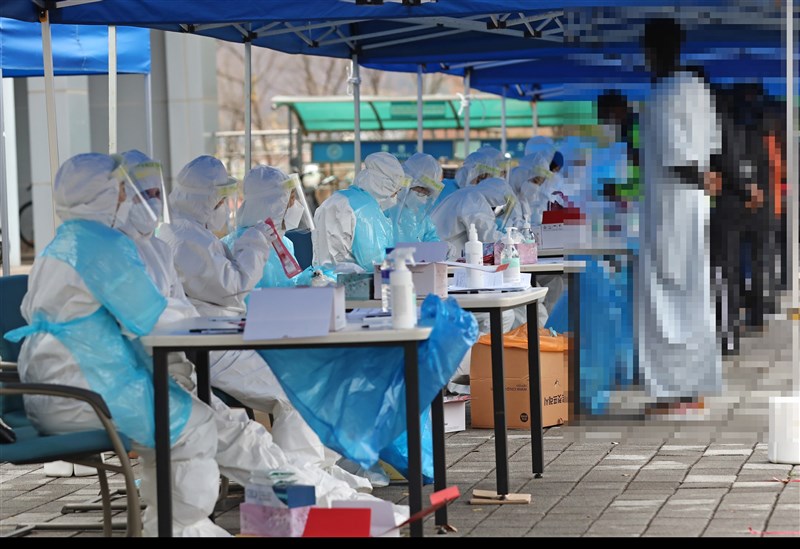 韓國境內確診染疫人數20日累計突破3萬例,其中超過500例病歿,當局判斷已開始第3次大流行。圖為韓國忠清南道一所大學設立臨時檢測站。(韓聯社)