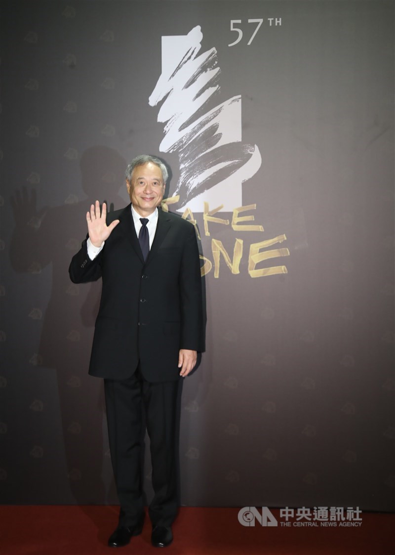 導演李安擔任金馬執委會主席,率先在第57屆金馬獎星光大道走上紅毯。中央社記者張新偉攝 109年11月21日