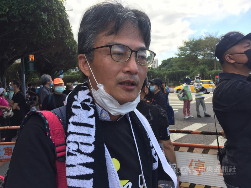 秋鬥遊行22日登場,消基會委員、醫師蘇偉碩表示,2015年起美國已經可對萊克多巴胺做標示,就是因為美國的消費者、生產者對萊克多巴胺的疑慮愈來愈高,呼籲政府收回成命。中央社記者楊淑閔攝 109年11月22日