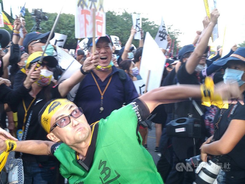 「秋鬥」遊行22日下午登場,遊行隊伍抵達終點站民進黨中央黨部,有少數民眾一邊高喊「蔡英文下台」,並向民進黨中央黨部丟擲雞蛋,所幸並未釀成衝突。中央社記者張雄風攝 109年11月22日