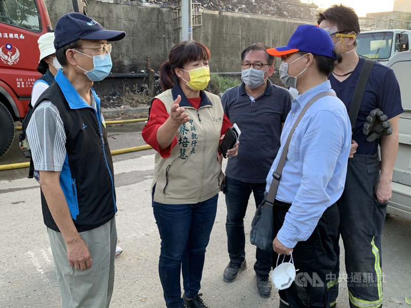 南投縣草屯鎮垃圾場火警,行政院中部聯合服務中心執行長蔡培慧(前左2)連日到場,協調水利署、消防署、環保署、南投縣消防局、草屯鎮公所等相關單位。(蔡培慧提供)中央社記者蕭博陽南投縣傳真 109年11月22日