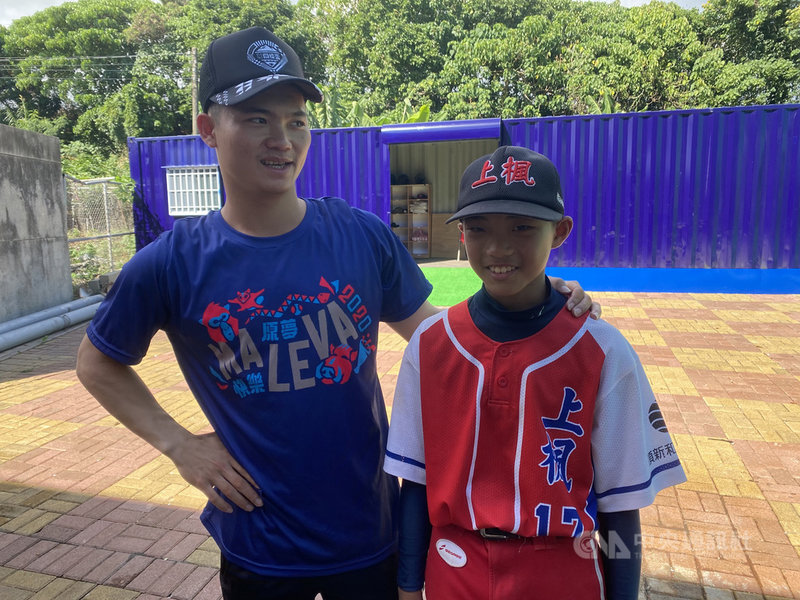 關懷盃棒球賽少棒組季軍戰,台中市上楓國小22日以10比6擊敗宜蘭縣竹林國小,上楓投打兼優的林資凱(右)如願見到偶像林靖凱(左)。中央社記者楊啟芳攝 109年11月22日