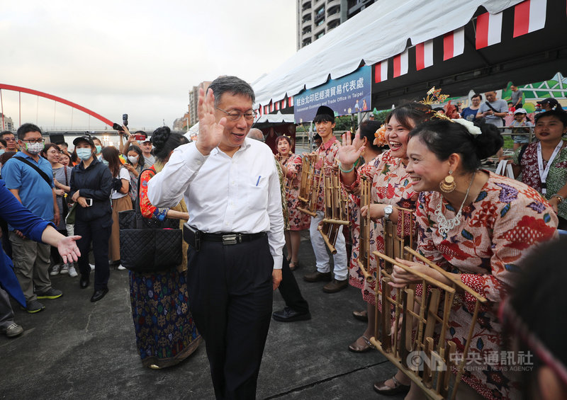 台北市民政局22日在成美左岸河濱公園彩虹橋畔舉辦2020台北水燈節,東南亞等5國駐台辦事處在場設攤,台北市長柯文哲(前中)到各攤位體驗異國文化。中央社記者裴禛攝 109年11月22日